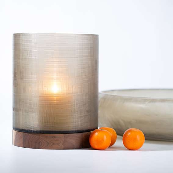 Guaxs Windlicht Aran - mondgeblazen glas diepbruin en walnootkleurige voet (26x20x20 cm).