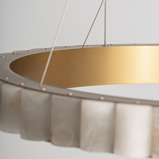 Luxe hanglamp Noëlle 80x80 cm van wit marmer met goudkleurig frame en LED-verlichting close-up.