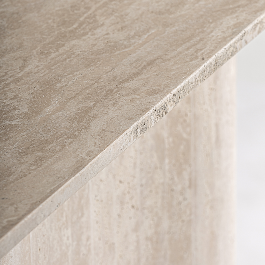 Console Lysor van beige travertine met golvende poot – luxe design van Maison Collection detail