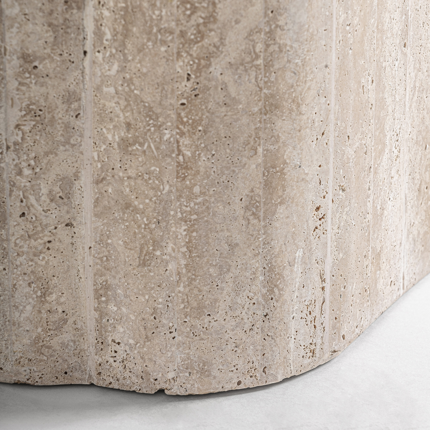 Console Lysor van beige travertine met golvende poot – luxe design van Maison Collection detail poot