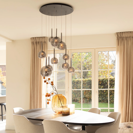 Liva hanglamp 10-lichts met rookglas bollen en moderne plafondplaat – Maison Collection.