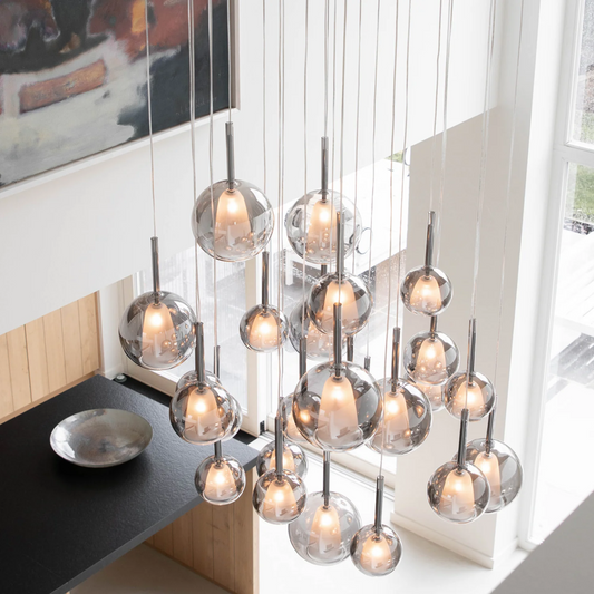 Liva hanglamp 25-lichts met rookglas bollen en ronde zwarte plafondplaat – Maison Collection.