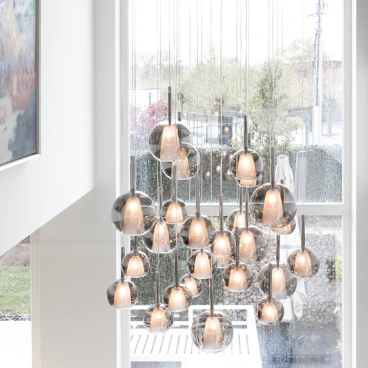 Liva hanglamp 25-lichts met rookglas bollen en ronde zwarte plafondplaat – Maison Collection.