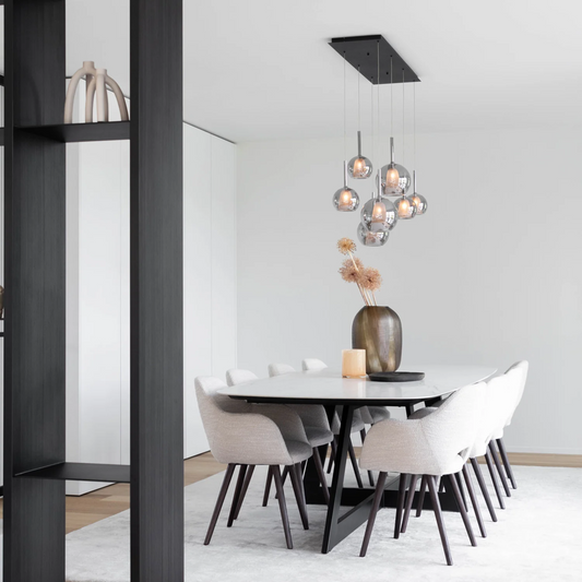 Liva hanglamp 7-lichts met rookgrijze glazen bollen en rechthoekige plafondplaat – Maison Collection.
