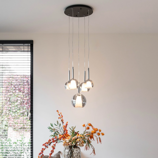 Liva hanglamp 5-lichts met rookglazen bollen en witte plafondplaat – modern en stijlvol.