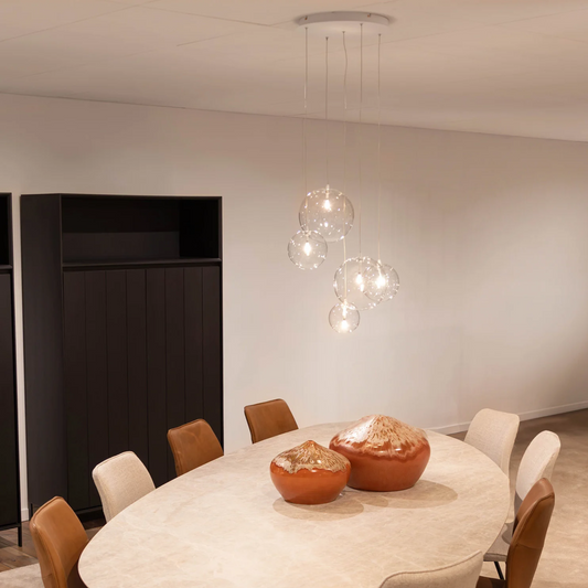 Novi 5 hanglamp met witte plafondplaat en vijf glazen bollen.