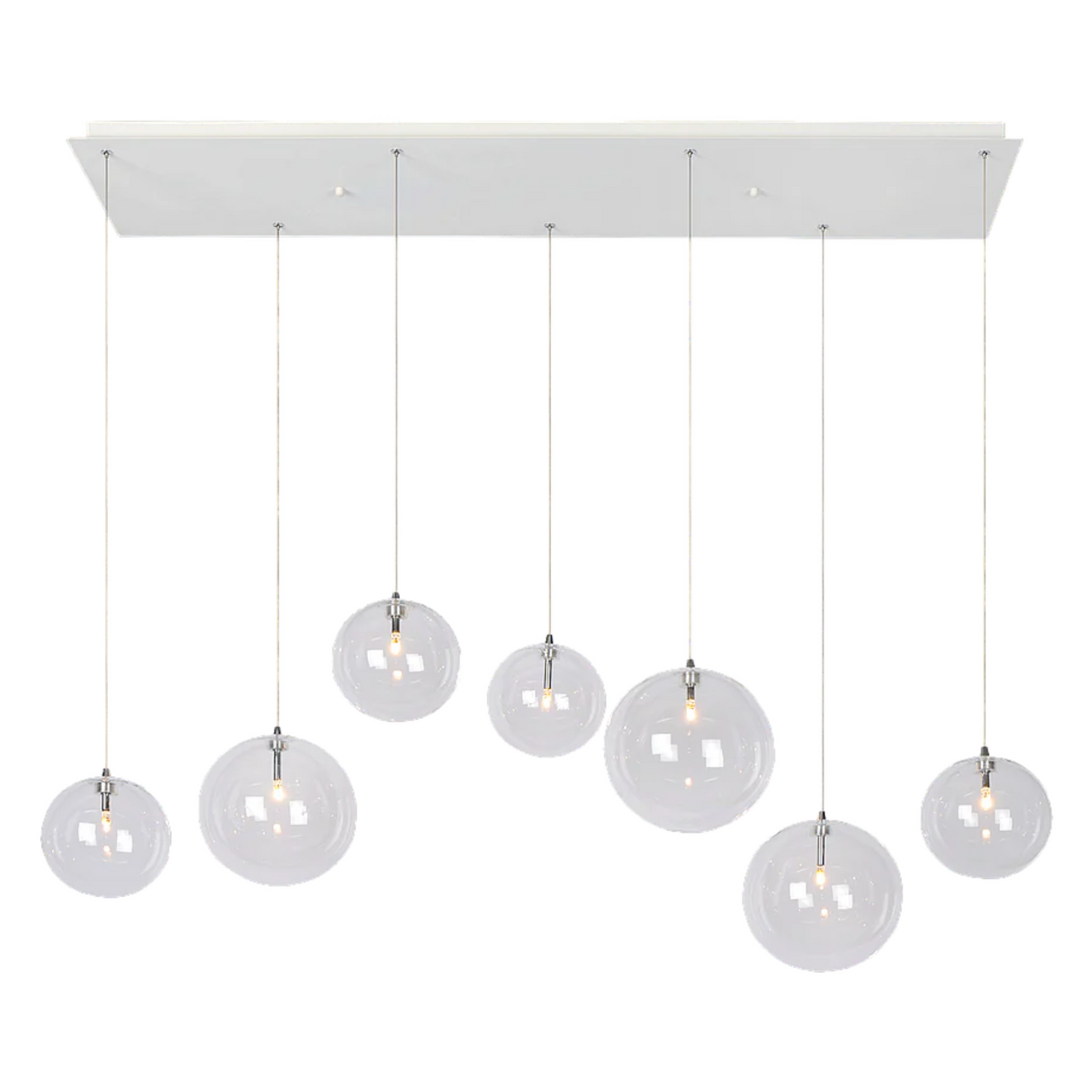 Novi 7 hanglamp met witte plafondplaat en zeven glazen bollen.