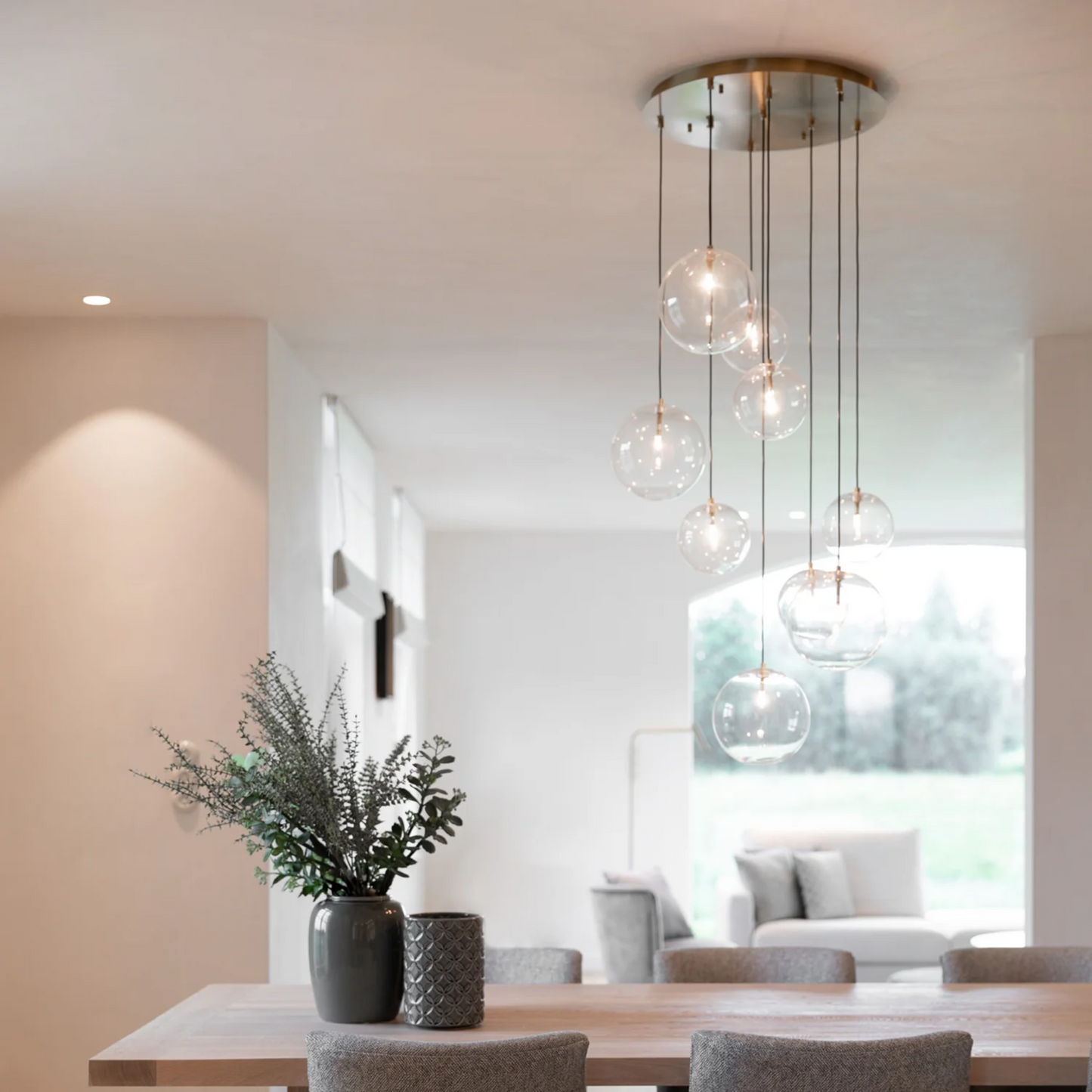 Novi 9 hanglamp met glazen bollen, antiek bronzen plafondplaat en G4 fitting.