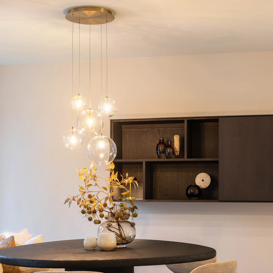 Novi 5 hanglamp met goudbronzen plafondplaat en vijf glazen bollen.