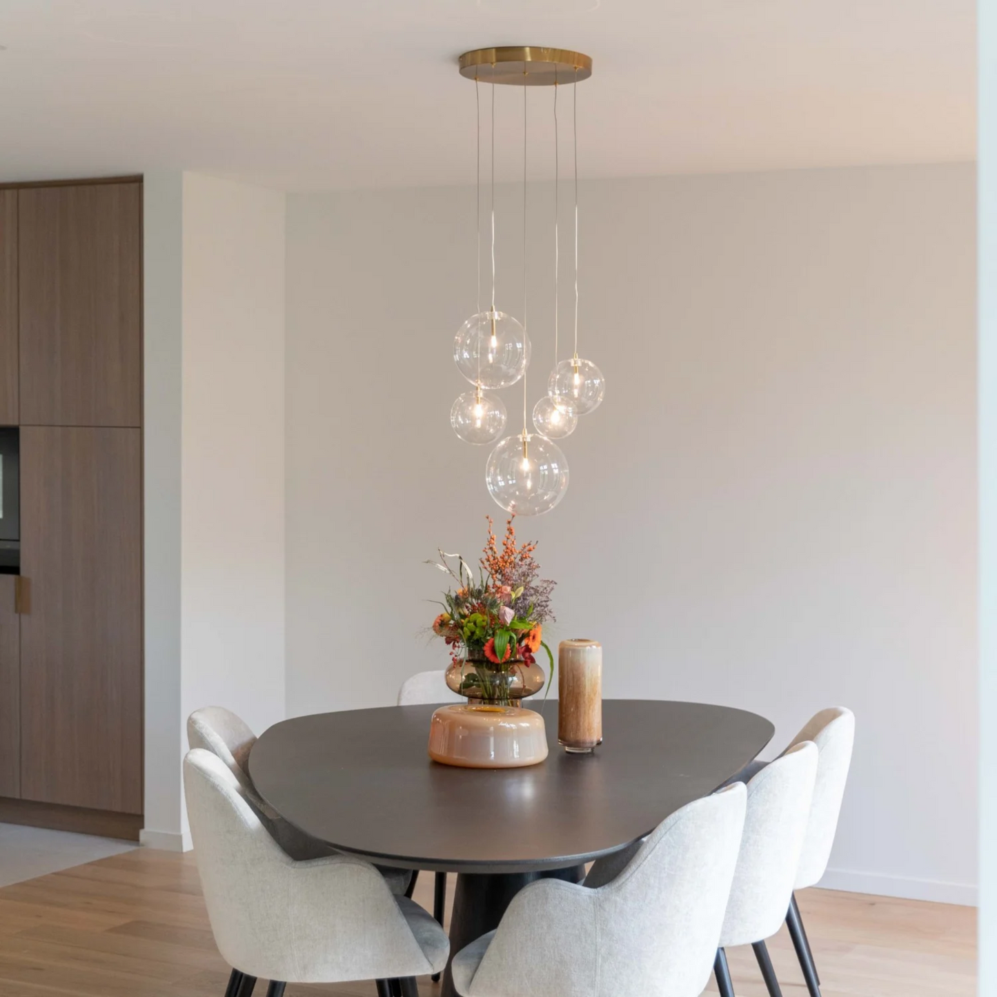 Novi 5 hanglamp met goudbronzen plafondplaat en vijf glazen bollen.