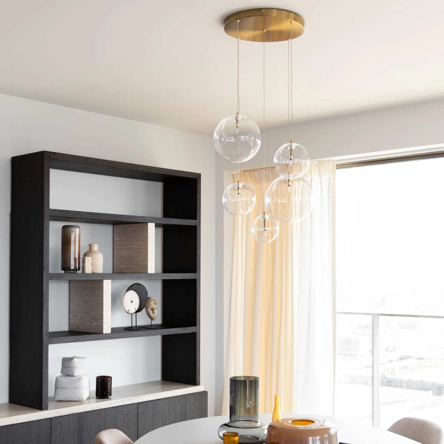 Novi 5 hanglamp met goudbronzen plafondplaat en vijf glazen bollen.