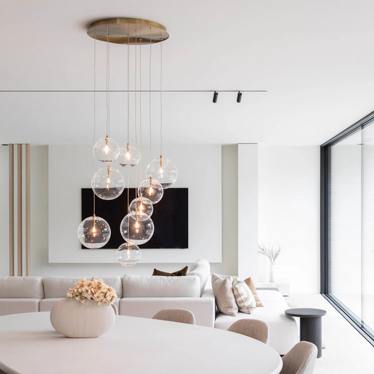 Novi 9 hanglamp met glazen bollen, antiek bronzen plafondplaat en G4 fitting.