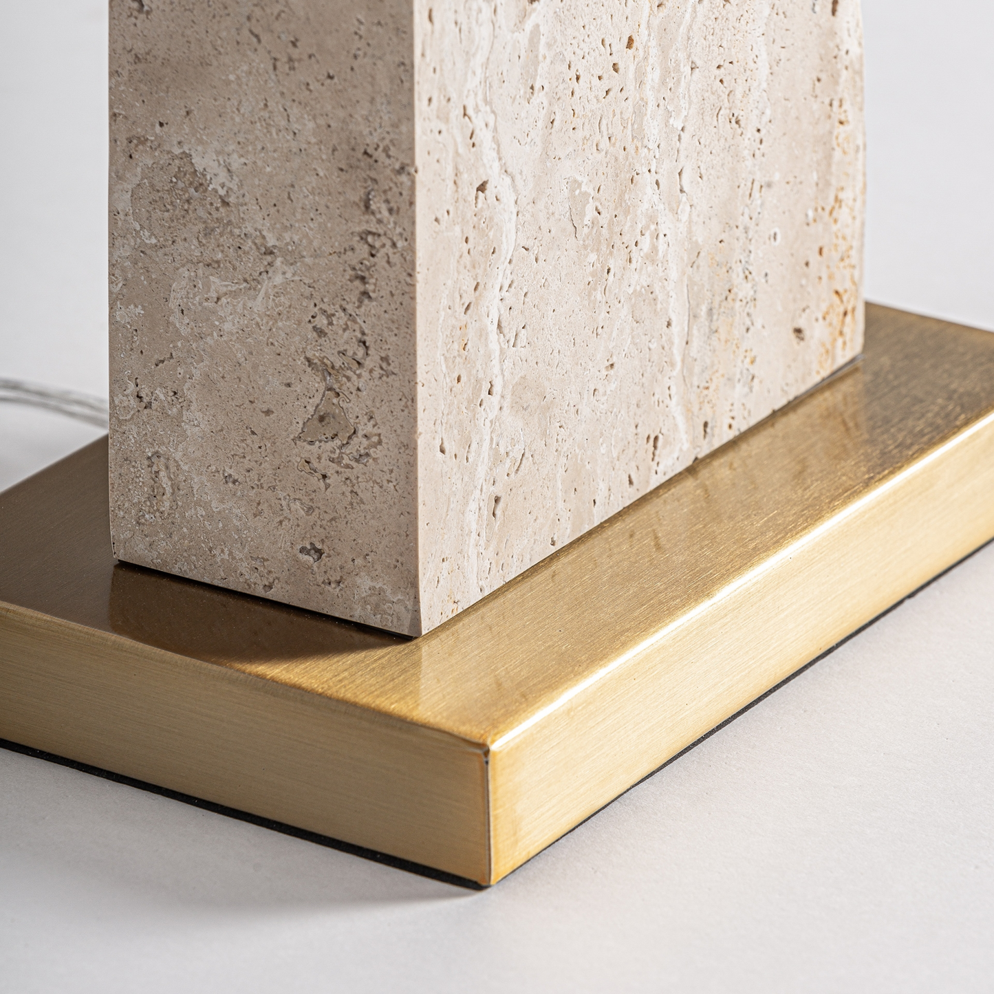 afellamp Niya (68x40,5x26 cm) van Maison Collection in ivory travertin, off-white linnen lampenkap en goudkleurig ijzer – luxe verlichting voor contemporary, modern en cosmopolitan interieurs.