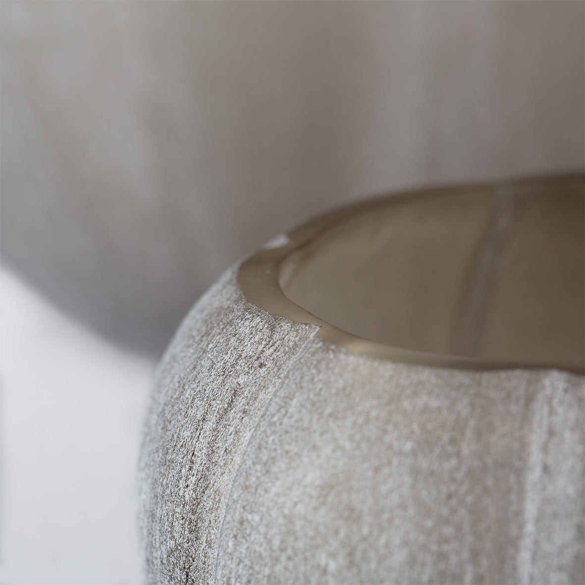 Guaxs Lalibela vaas in beige glas close-up met subtiele organische vorm.