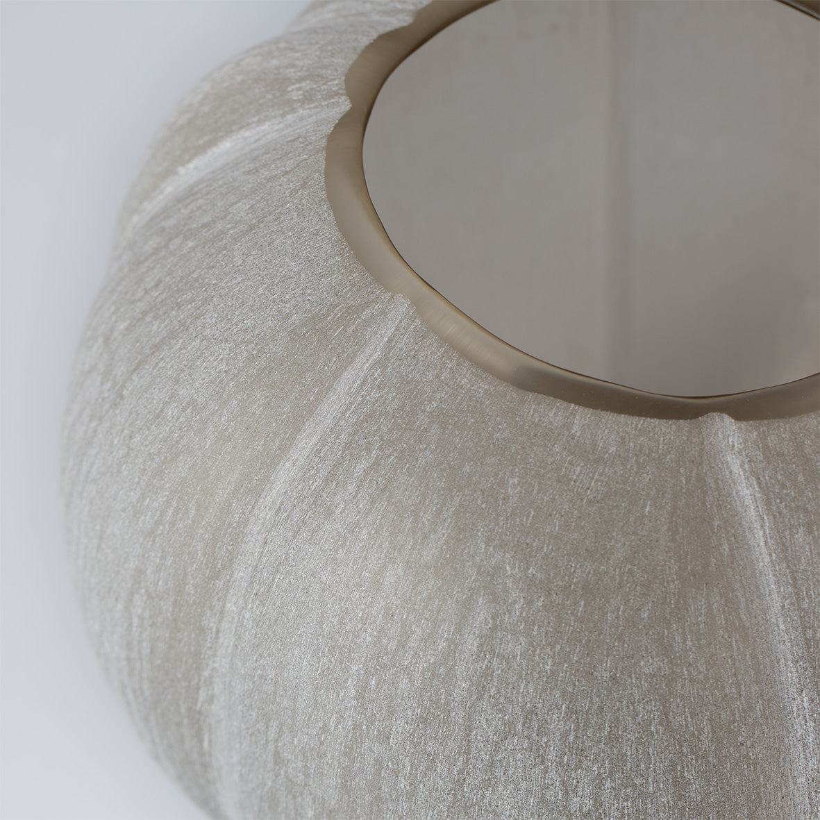 Guaxs Lalibela vaas in beige glas close-up met subtiele organische vorm.