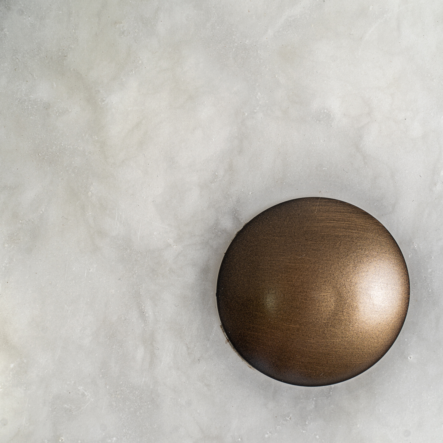 Wandlamp Elise | wit resin, bronskleurig staal en wit vezelcement | 56 x 12 x 54 cm