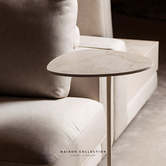 Bijzettafel Noura met organisch blad in marmer of keramiek en metalen frame – luxe side table op maat.