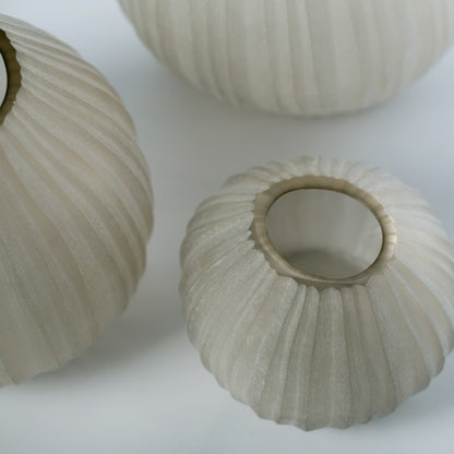 Guaxs Otavalo theelichthouder taupe/beige van mondgeblazen glas – 8x12 cm sfeerbeeld bovenaanzicht. 