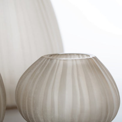 Guaxs Otavalo theelichthouder taupe/beige van mondgeblazen glas – 8x12 cm sfeerbeeld.