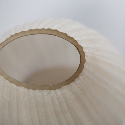 Guaxs Otavalo vaas taupe/beige van mondgeblazen glas – 24x15 cm close-up.