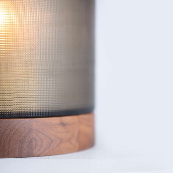 Guaxs Windlicht Aran - mondgeblazen glas diepbruin en walnootkleurige voet (40x30x30 cm) close-up