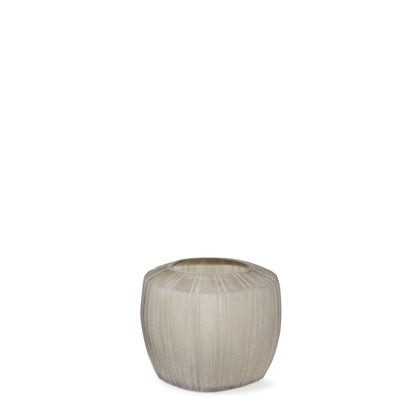 Guaxs Malibu vaas van 16 cm hoog in beige mondgeblazen glas met verticale lijnen en Japandi design.