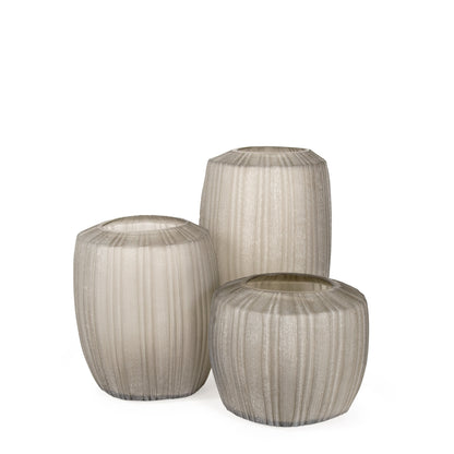 Guaxs Malibu vaas van beige mondgeblazen glas, 28 cm hoog, met verticale lijnen in Japandi-stijl.
