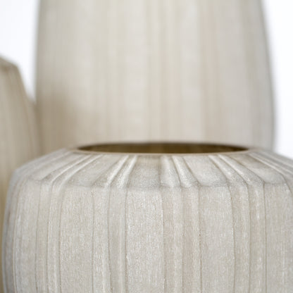 Guaxs Malibu vaas van beige mondgeblazen glas, 28 cm hoog, met verticale lijnen in Japandi-stijl.