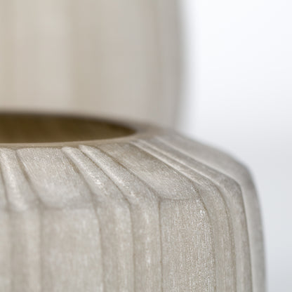 Guaxs Malibu vaas van beige mondgeblazen glas, 28 cm hoog, met verticale lijnen in Japandi-stijl.