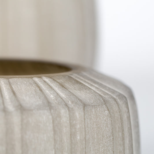 Guaxs Malibu vaas van beige mondgeblazen glas, 28 cm hoog, met verticale lijnen in Japandi-stijl.