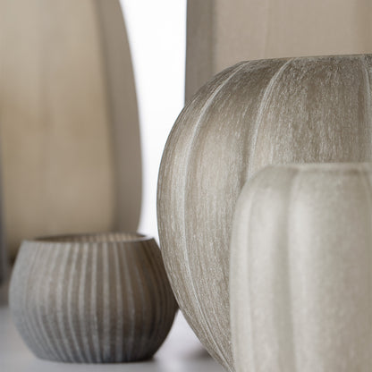 Guaxs Lalibela vaas in beige glas met subtiele organische vorm.