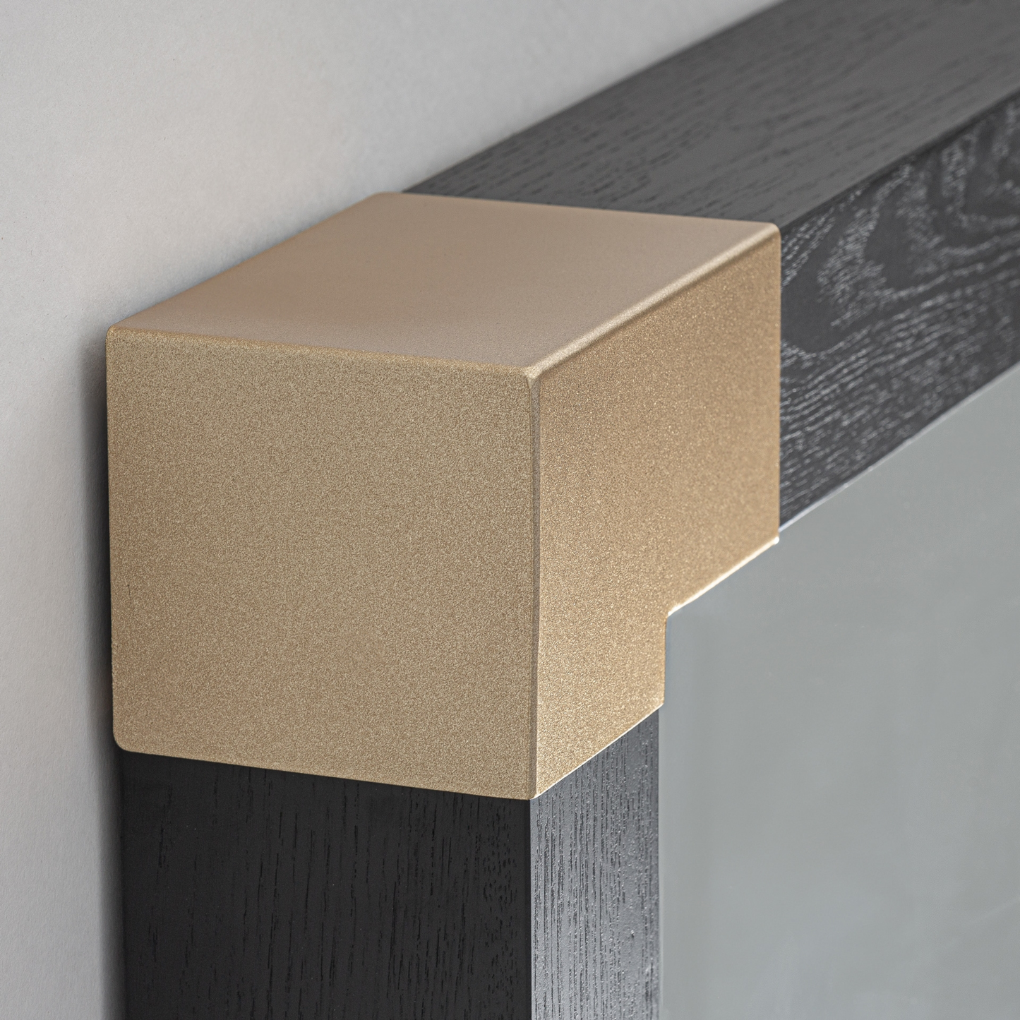 Vierkante hangspiegel Nesla zwart essenhout | goud 140x11x140 cm