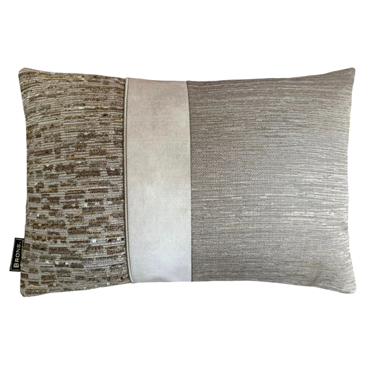 Belle Strook sierkussen Brons Interieur 45x30 cm met grafisch strookdetail op bank