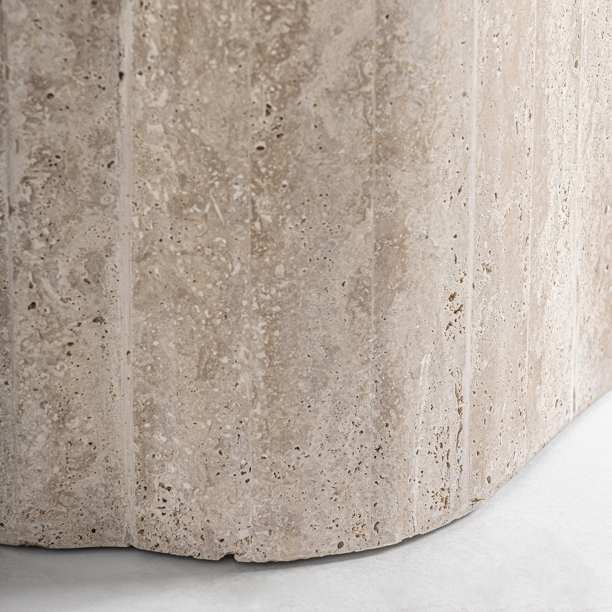 Console Lysor van beige travertine met golvende poot – luxe design van Maison Collection detail poot
