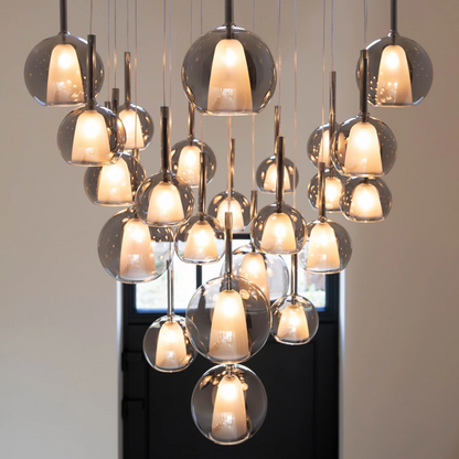Liva hanglamp 25-lichts met rookglas bollen en ronde zwarte plafondplaat – Maison Collection.