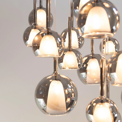 Liva hanglamp 25-lichts met rookglas bollen en ronde zwarte plafondplaat – Maison Collection.