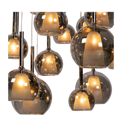 Liva hanglamp 25-lichts met rookglas bollen en ronde zwarte plafondplaat – Maison Collection.