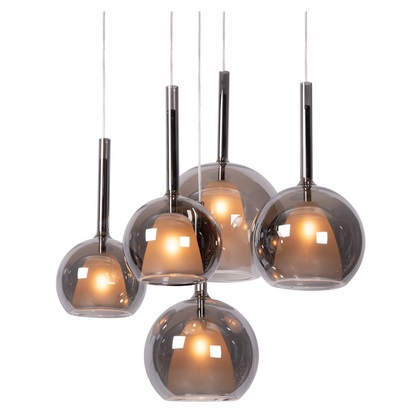 Liva hanglamp 5-lichts met rookglazen bollen en witte plafondplaat – modern en stijlvol.
