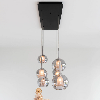 Liva hanglamp 7-lichts met rookgrijze glazen bollen en rechthoekige plafondplaat – Maison Collection.
