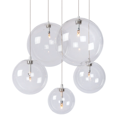 Novi 5 hanglamp met witte plafondplaat en vijf glazen bollen.