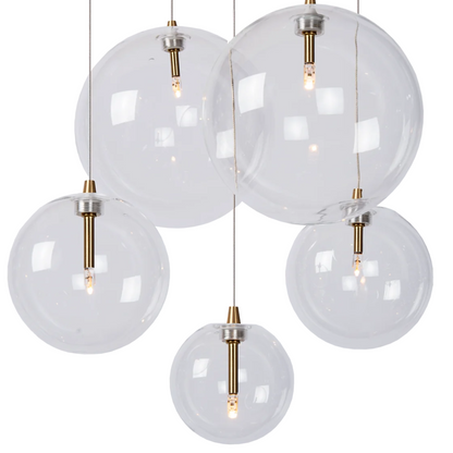 Novi 5 hanglamp met goudbronzen plafondplaat en vijf glazen bollen.