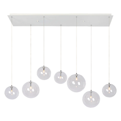 Novi 7 hanglamp met witte plafondplaat en zeven glazen bollen.