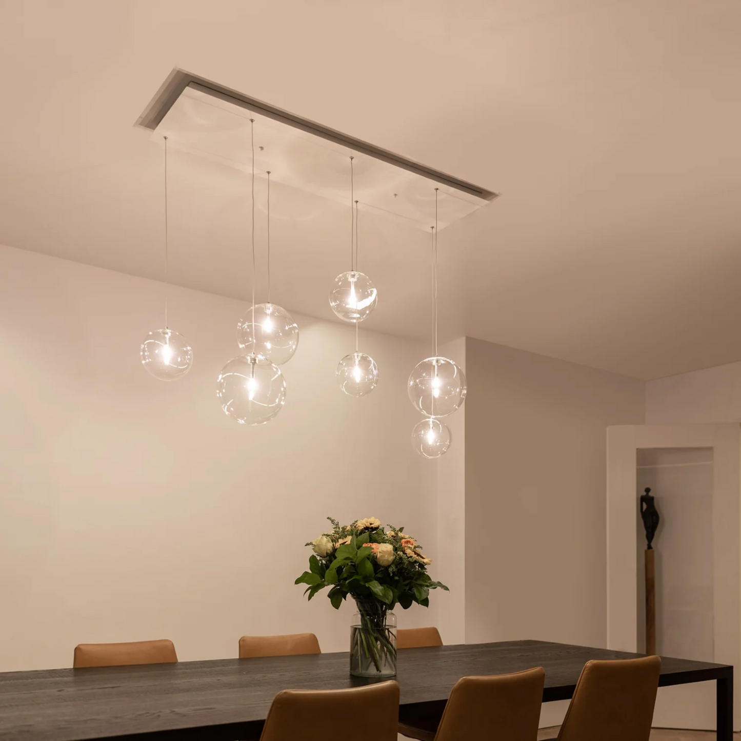 Hanglamp Novi 7 wit | transparante snoeren | witte rechthoekige plafondplaat