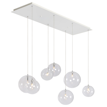 Novi 7 hanglamp met witte plafondplaat en zeven glazen bollen.