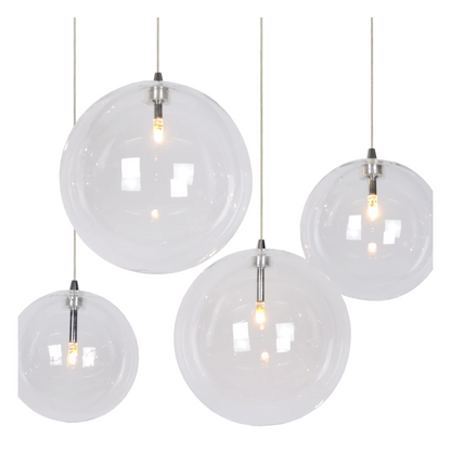 Novi 7 hanglamp met witte plafondplaat en zeven glazen bollen.