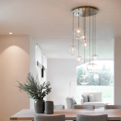 Novi 9 hanglamp met glazen bollen, antiek bronzen plafondplaat en G4 fitting.