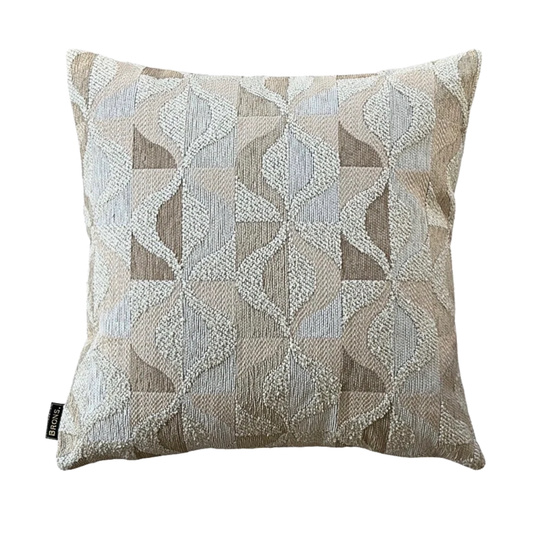 Kenzo sierkussen 50x50 cm Brons Interieur met geometrisch patroon op bank
