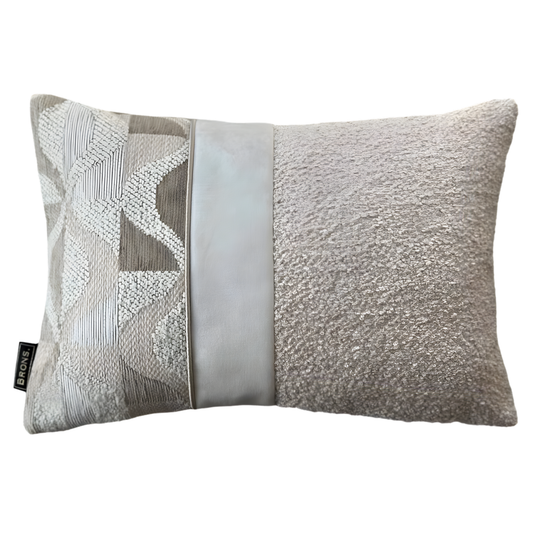 Kenzo strook sierkussen Brons Interieur 45x30 cm met grafisch detail op bank