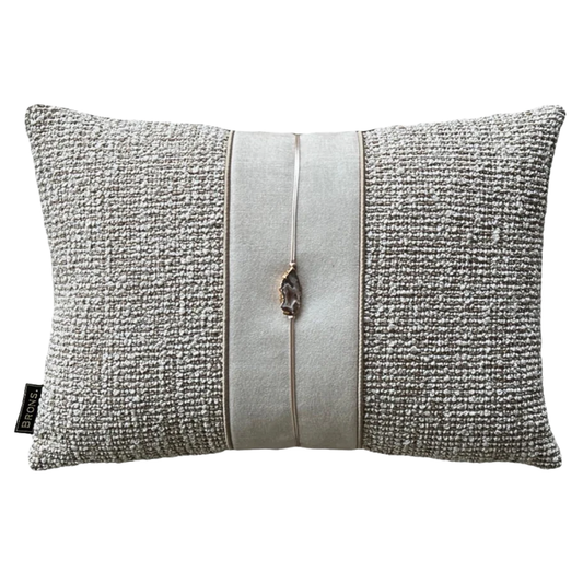 Mika Stone sierkussen Brons Interieur 45x30 cm op moderne bank