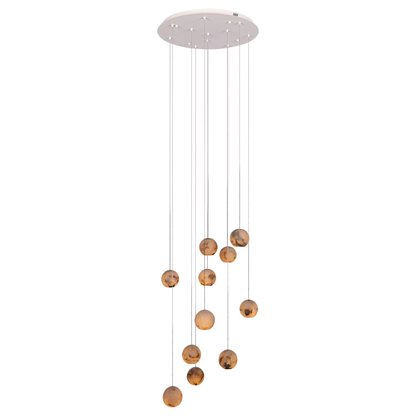 Noor hanglamp met alabaster bollen en witte plafondplaat in hoge entree
